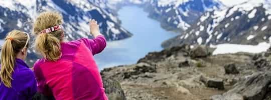 Tur besseggen spektakulaer naturopplevelse featured